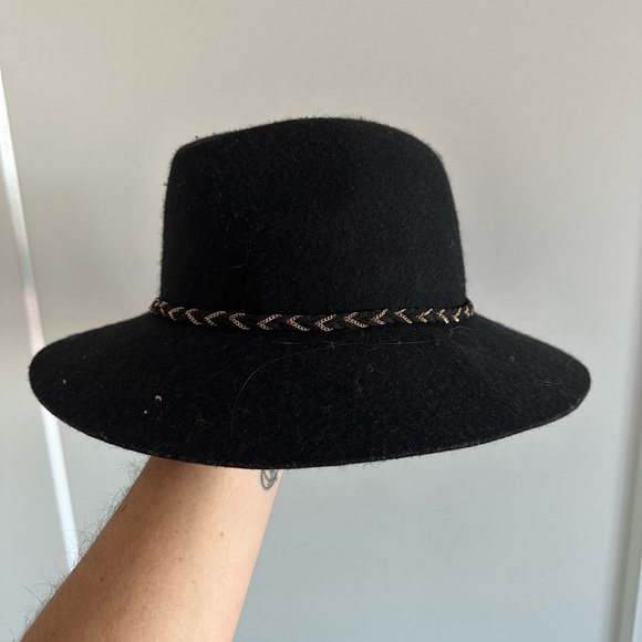 Fashion hat some wear/lint - Picture 2 of 3